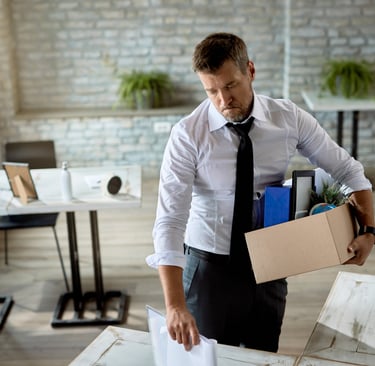 personne qui porte un carton lors de son licenciement