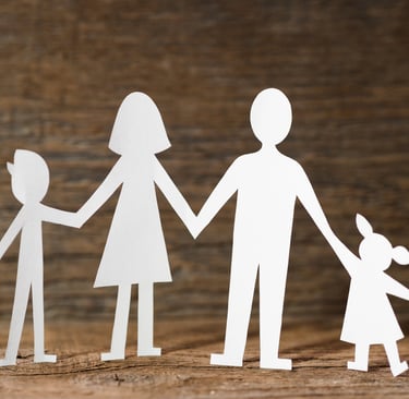 famille en papier sur fond bois