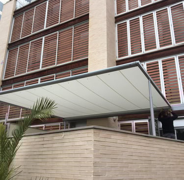 Toldo pérgola en terraza vivienda edificio.