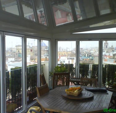 Veranda con Techo fijo y Plegables. Atico con vistas a la ciudad.