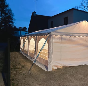 barnum de réception avec éclairage de nuit