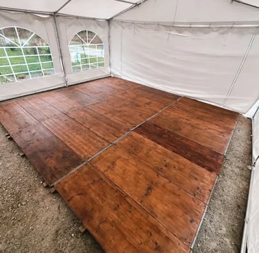 plancher de réception sous un barnum pour événement