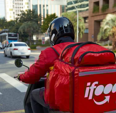 imagem de um motoboy entregador do ifood