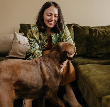 Lili Vanden Wijngaert met Misha de hond