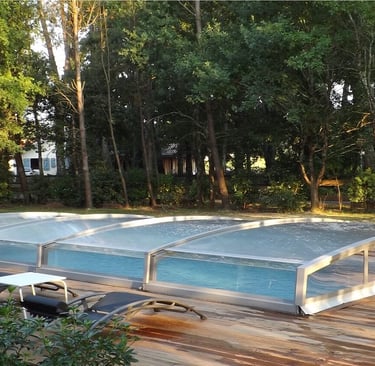 Skyddat poolområde med låsbart pooltak – tryggt för husdjur och barn