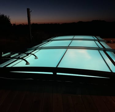 Neo 18 lågt pooltak med transparent polykarbonat – diskret och energisparande