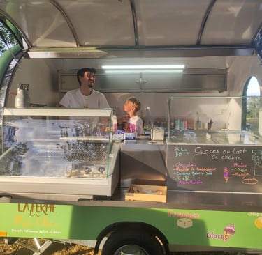 notre roulotte que vous trouverez sur les marchés