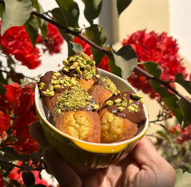 Madeleines bañadas en chocolate con pistachos