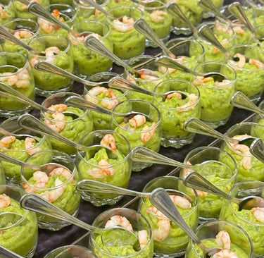 Cóctel de Gazpacho, Champiñones rellenos, Guacamole con camarón salteado y Gravlax de salmón sobre b