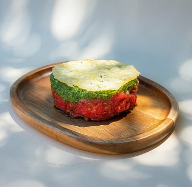 Tártaro de res con pesto casero y tuille de parmesano