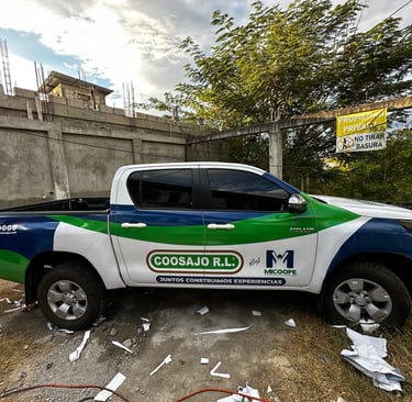 Adhesivo vehicular personalizado en Oriente y Guatemala. Diseño e impresión de gráficos.