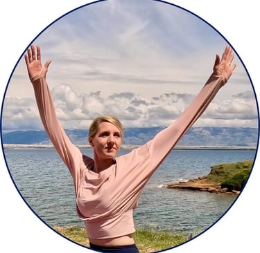 profilbild-von-yogaleherin-anja-mit-schönem-ausblick