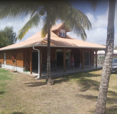 Construction d'une maison créole en Martinique avec une grande terrasse sur deux niveaux