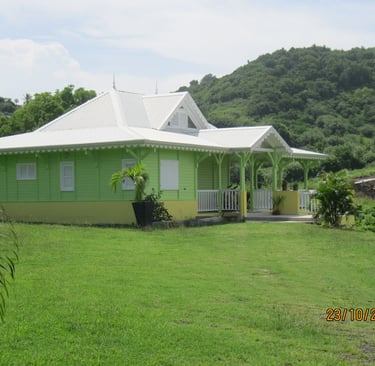 Construction maison en bois créole en Martinique - deux niveaux et terrasse