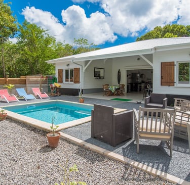 maison créole en kit en bois blanche avec piscine et terrasse plein pied