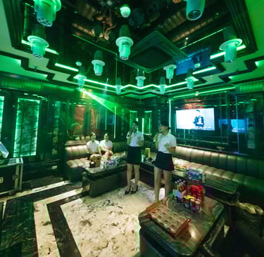 Quán Karaoke Monaco nằm tại 235 Lê Đức Thọ, Mỹ Đình – vị trí dễ tìm, gần trung tâm.