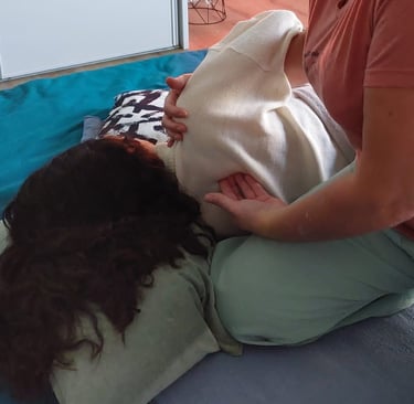 Pression et travail des scapula pour détendre les épaules et les trapèzes