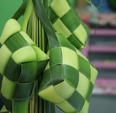 a bunch of green and yellow woven baskets with green leaves