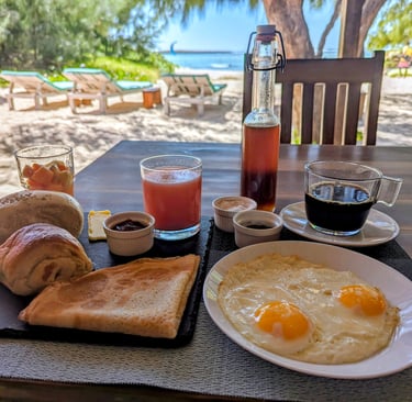 Terrasse du restaurant avec vue sur le lagon à Sakalava
