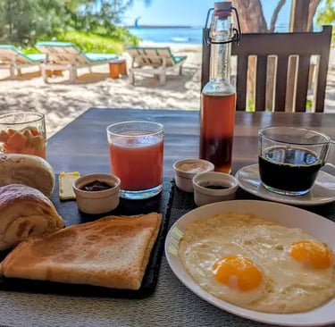 Petit déjeuner au restaurant de l’hôtel Ocean Lodge sur la plage à la Baie de Sakalava à Diego-Suarez Madagascar