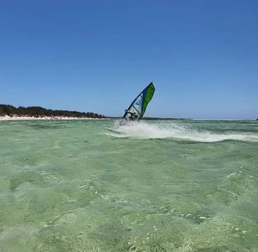 Windsurf à la Baie de Sakalava à Diego-Suarez Madagascar devant l’Ocean Lodge