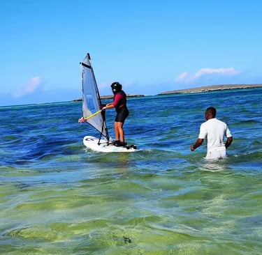 Cours de windsurf pour enfant avec moniteur à la Baie de Sakalava à Diego-Suarez Madagascar avec l’école Ocean Lodge