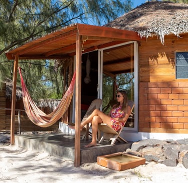Moment de détente sur la terrasse d’un bungalow à l’hôtel Ocean Lodge à Sakalava Diego-Suarez Madagascar