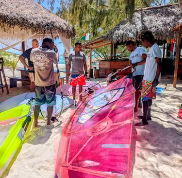 Windsurf avec voile Goya devant Ocean Lodge à la baie de Sakalava Madagascar
