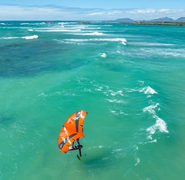 Wingfoil à la Baie de Sakalava à Madagascar devant Ocean Lodge, spot idéal pour le wingfoil, le kitesurf et le windsurf