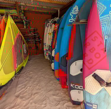 Matériel de windsurf récent à l’école Ocean Lodge, Baie de Sakalava, Madagascar. Voiles et planches pro.