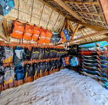 Équipement de kitesurf récent à l'école Ocean Lodge, Baie de Sakalava. Ailes et planches de l'année.