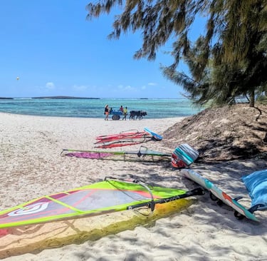 Windsurf prêt à partir depuis la plage devant Ocean Lodge à la baie de Sakalava Madagascar
