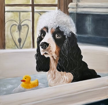 Hund mit Quietscheente und Schaum auf dem Kopf in einer Badewanne