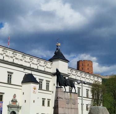 Vilniaus Katedros aikštė: Gedimino paminklas, Valdovų rūmai, Gedimino pilis, Vilniaus 650 metų akmuo