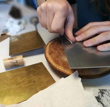 Laiton Maroc une personne qui travaille le laiton