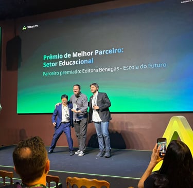Emanuel Campos recebe da Creality premio em nome da equipe da Escola do Futuro XYZ