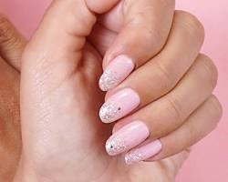 Diseño de uñas manicura francesa minimalista micro french con borde de glitter dorado elegante para 
