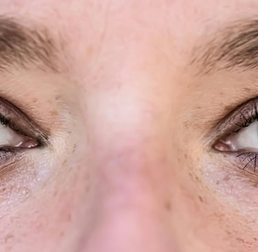 Guía técnica sobre extensiones y lifting de pestañas en Móstoles para bodas y eventos 2026, explicad