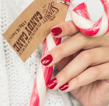 Diseño de uñas rojo metalizado y pestañas volumen ruso para Navidad 2025 en Glamour Beauty Salon Mós