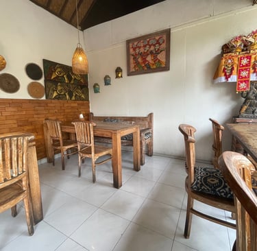 Intérieur du restaurant Bali Luwih à Ubud, table en bois et ambiance locale