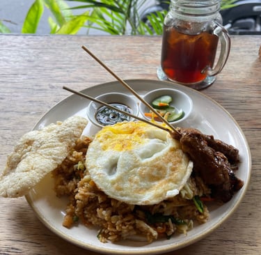 Nasi Goreng spécial avec Satay Ayam, plat indonésien de riz frit et brochettes de poulet