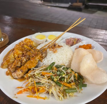 Plat traditionnel balinais Nasi Campur, riz accompagné de légumes, tempeh, œuf et poulet