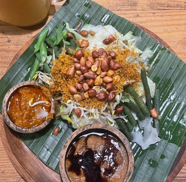 Serombotan â plat balinais Ă base de lĂ©gumes, sauce cacahuĂšte et sambal