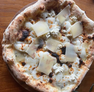 Pizza 4 fromages chez Arte Pizza Ă Ubud, Bali.