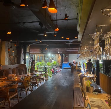 Intérieur du restaurant Arte Pizza à Ubud, ambiance italienne et chaleureuse.