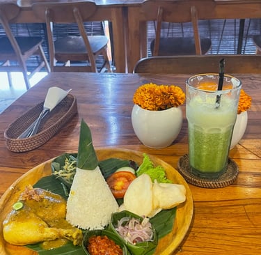 Plat balinais traditionnel avec cuisse de poulet épicée, riz blanc et haricots en sauce à Ubud.