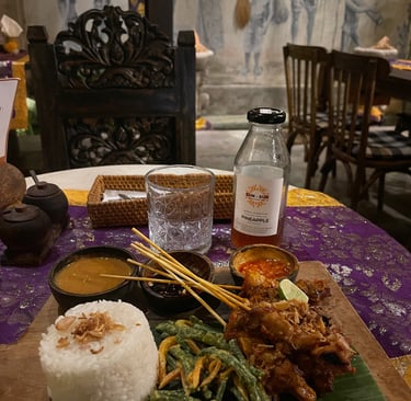 Sate Pitu, brochettes de poulet grillées servies avec riz et Kombucha à Ubud.