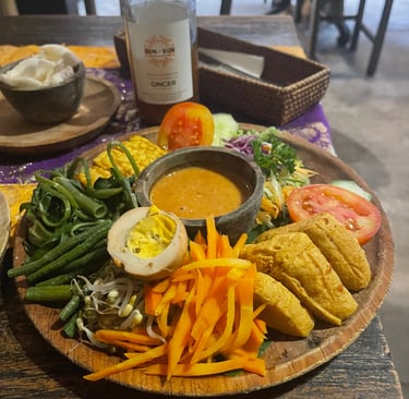 Assiette de Gado Gado indonésien servie avec sauce cacahuète et légumes frais à Ubud, Bali