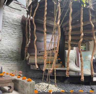 Escalier en spirale du Clear Café à Ubud, Bali – architecture intérieure en bois clair 