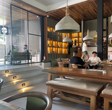 Salle lumineuse du The Avocado Factory à Canggu, ambiance moderne et naturelle